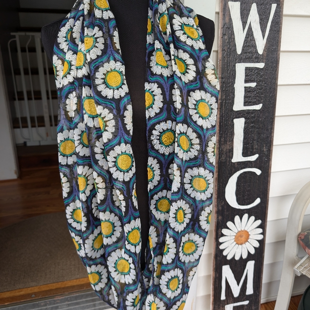Infinity scarf, daisy pattern